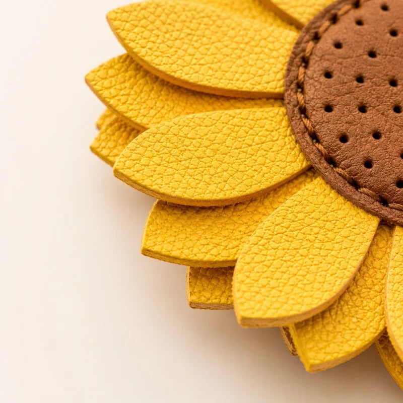 Colgante de cuero de girasol para bolso – Colgante floral hecho a mano de cuero auténtico con correa | Llavero alegre accesorio para bolso | Regalo para ella