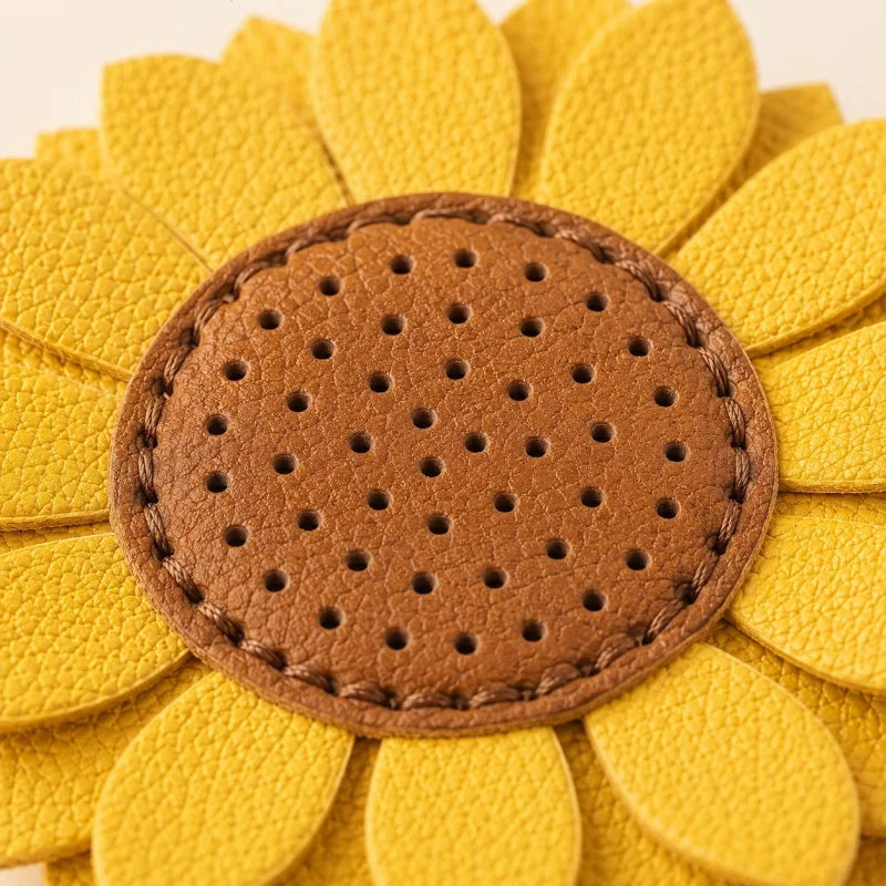 Colgante de cuero de girasol para bolso – Colgante floral hecho a mano de cuero auténtico con correa | Llavero alegre accesorio para bolso | Regalo para ella