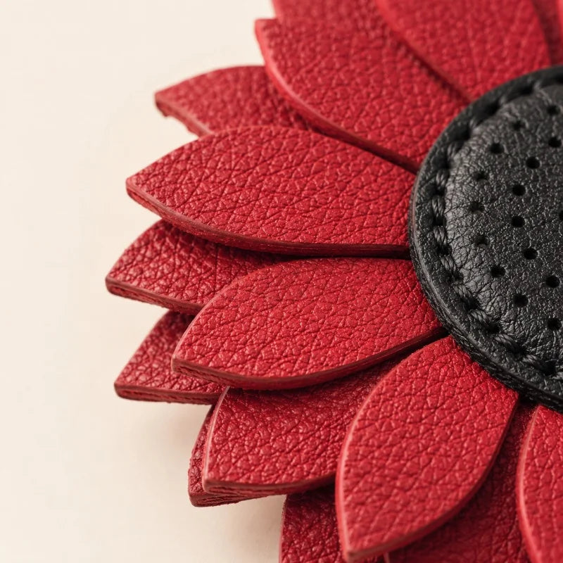 Colgante de cuero de girasol para bolso – Colgante floral hecho a mano de cuero auténtico con correa | Llavero alegre accesorio para bolso | Regalo para ella