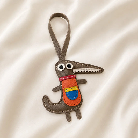Colgante de dinosaurio de cuero colorido – Colgante hecho a mano de cuero genuino | Regalo de accesorio de bolso artesanal y divertido para mujeres