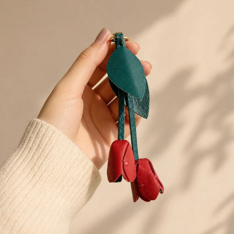 Dije de tulipán rosa para bolso, hecho a mano en piel de cordero francesa de primera calidad: elegante diseño floral para bolsos y llaves, un regalo artesanal para ella.
