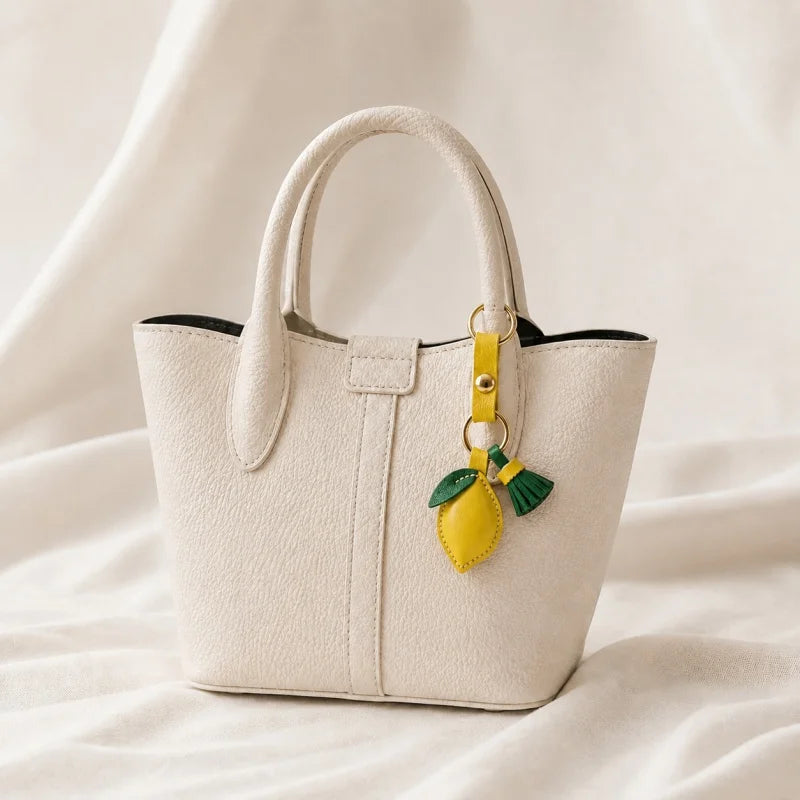 Dije de limón para bolso hecho a mano: llavero de piel de cordero plena flor con borla, diseño artesanal, regalo ideal para parejas y amigos.