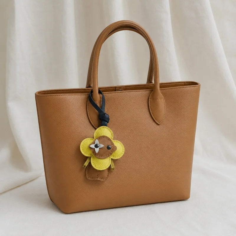 Dije para bolso de piel de girasol con forma de trébol – Colgante de piel de cordero francesa hecho a mano | Llavero con dibujos animados | Accesorio de lujo único y un bonito regalo para mujer