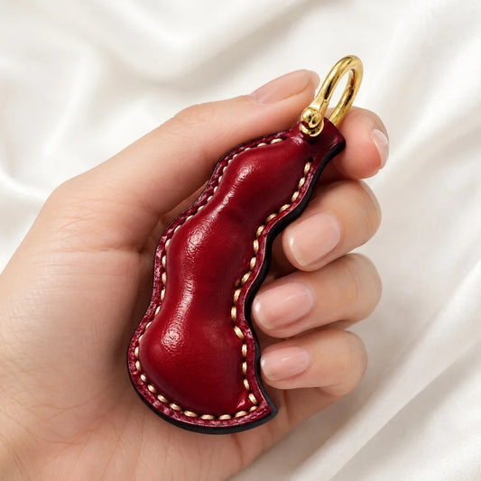 Dije de guisante de cuero con paz: adorno artesanal para bolso de piel de vacuno plena flor, llavero de doble cara, accesorio para coche, regalo único para cualquier ocasión.