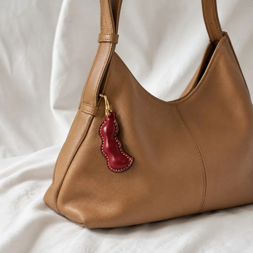 Dije de guisante de cuero con paz: adorno artesanal para bolso de piel de vacuno plena flor, llavero de doble cara, accesorio para coche, regalo único para cualquier ocasión.
