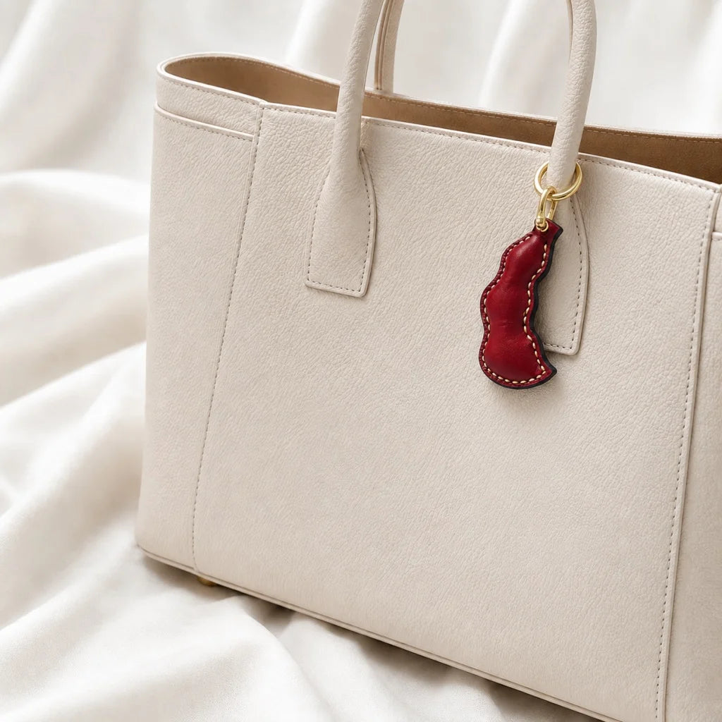 Dije de guisante de cuero con paz: adorno artesanal para bolso de piel de vacuno plena flor, llavero de doble cara, accesorio para coche, regalo único para cualquier ocasión.
