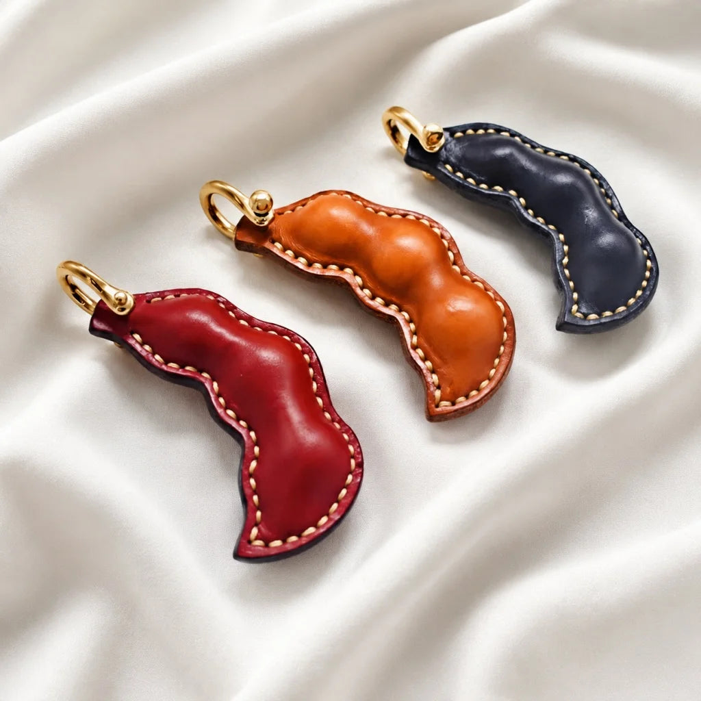 Dije de guisante de cuero con paz: adorno artesanal para bolso de piel de vacuno plena flor, llavero de doble cara, accesorio para coche, regalo único para cualquier ocasión.