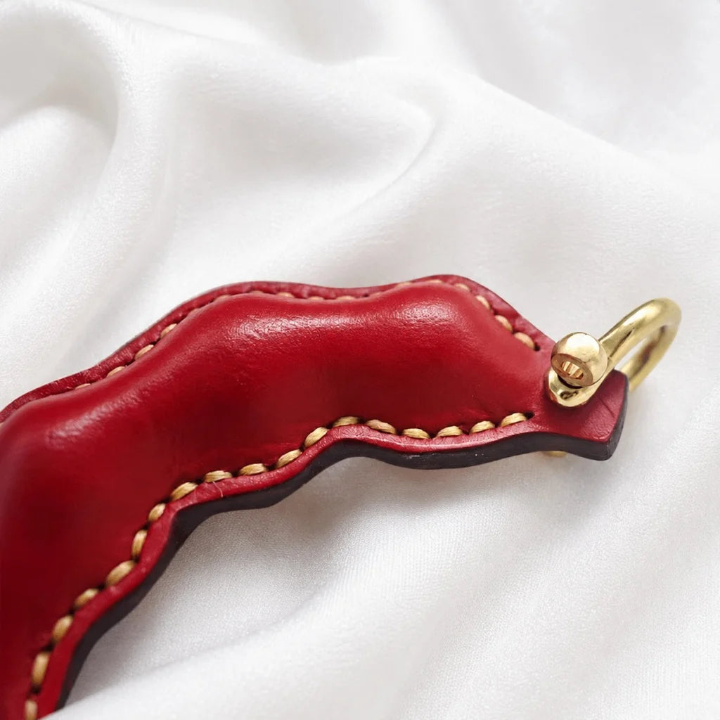 Dije de guisante de cuero con paz: adorno artesanal para bolso de piel de vacuno plena flor, llavero de doble cara, accesorio para coche, regalo único para cualquier ocasión.