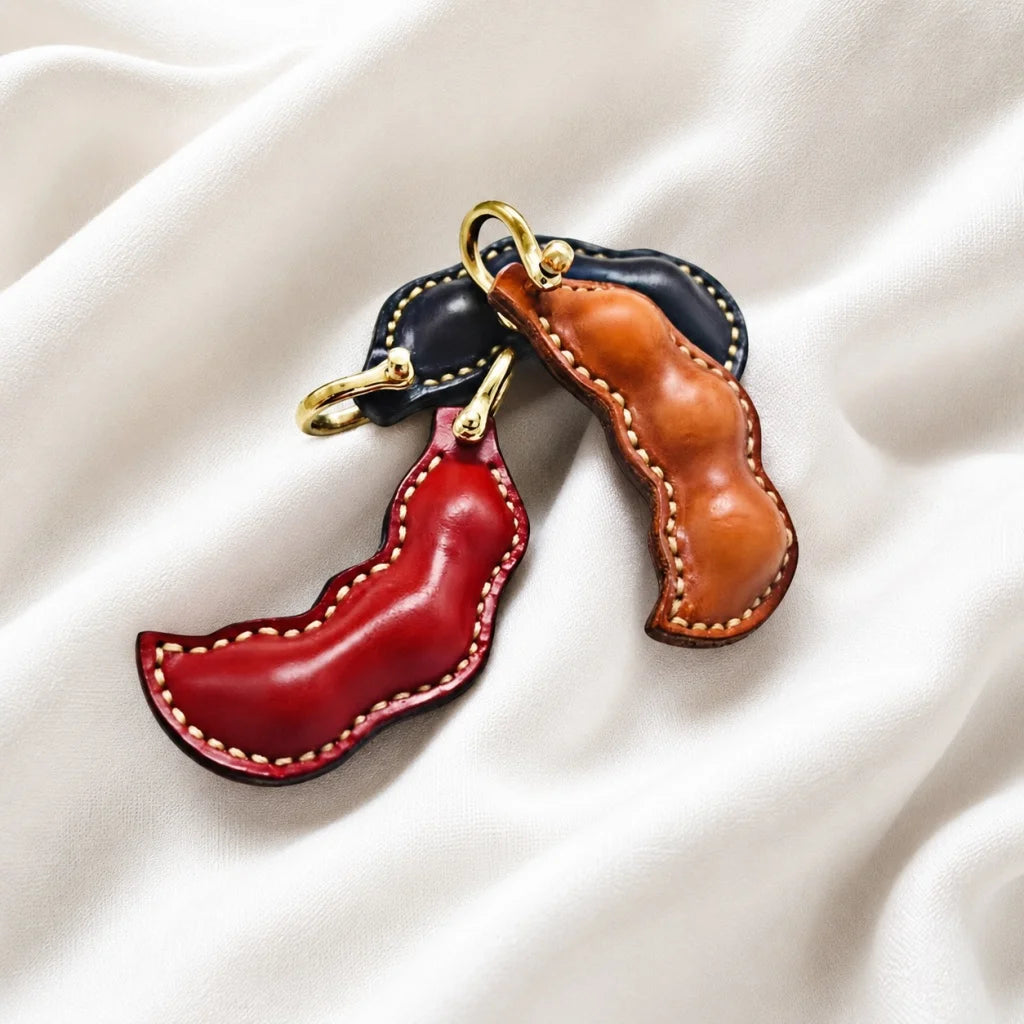 Dije de guisante de cuero con paz: adorno artesanal para bolso de piel de vacuno plena flor, llavero de doble cara, accesorio para coche, regalo único para cualquier ocasión.