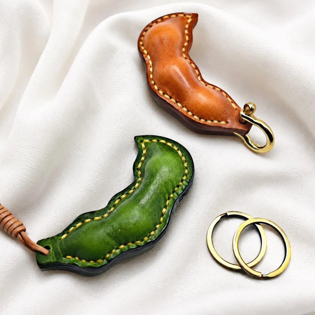 Dije de guisante de cuero con paz: adorno artesanal para bolso de piel de vacuno plena flor, llavero de doble cara, accesorio para coche, regalo único para cualquier ocasión.
