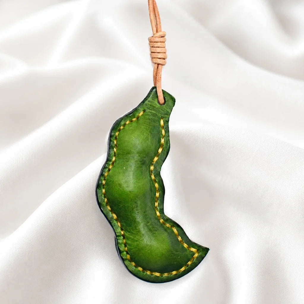 Dije de guisante de cuero con paz: adorno artesanal para bolso de piel de vacuno plena flor, llavero de doble cara, accesorio para coche, regalo único para cualquier ocasión.