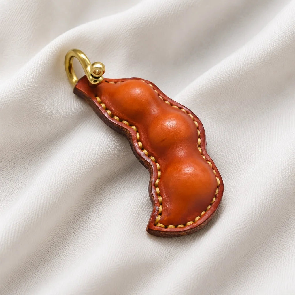 Dije de guisante de cuero con paz: adorno artesanal para bolso de piel de vacuno plena flor, llavero de doble cara, accesorio para coche, regalo único para cualquier ocasión.