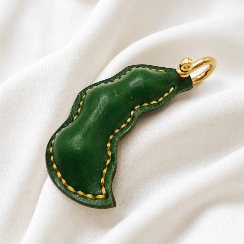 Dije de guisante de cuero con paz: adorno artesanal para bolso de piel de vacuno plena flor, llavero de doble cara, accesorio para coche, regalo único para cualquier ocasión.