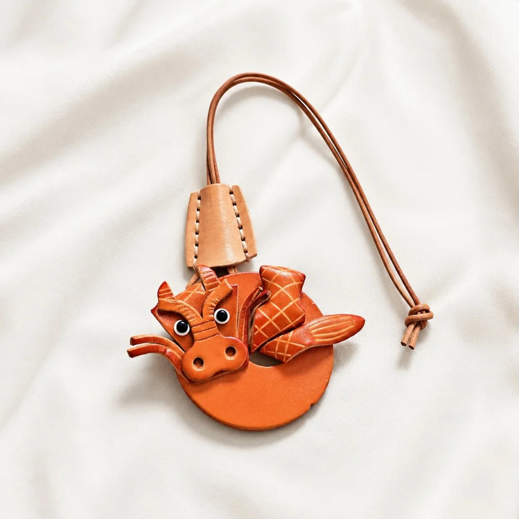 Dije de cuero de dragón del zodiaco: accesorio de piel de cabra artesanal de estilo nórdico para bolsos, llaves y diarios. Un regalo único.