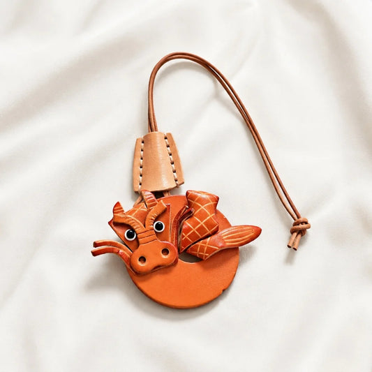 Dije de cuero de dragón del zodiaco: accesorio de piel de cabra artesanal de estilo nórdico para bolsos, llaves y diarios. Un regalo único.