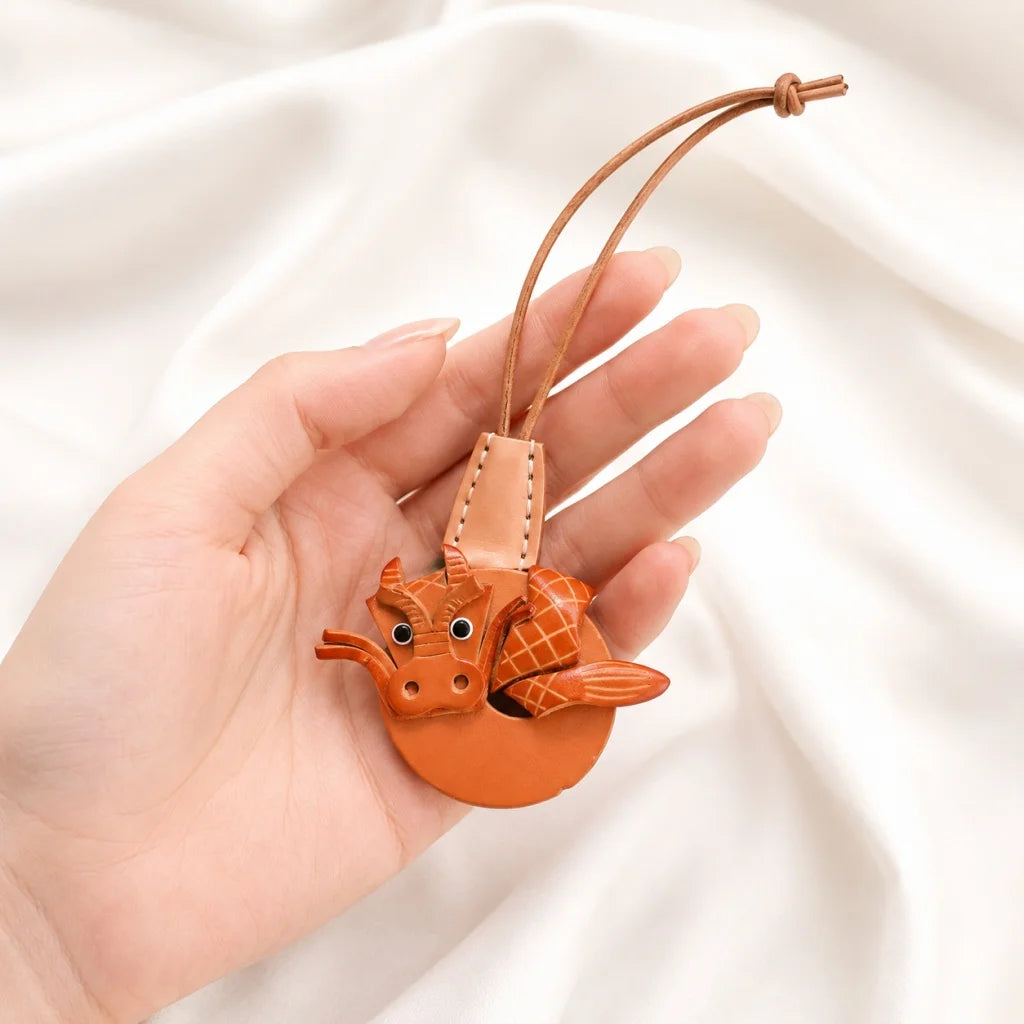 Dije de cuero de dragón del zodiaco: accesorio de piel de cabra artesanal de estilo nórdico para bolsos, llaves y diarios. Un regalo único.