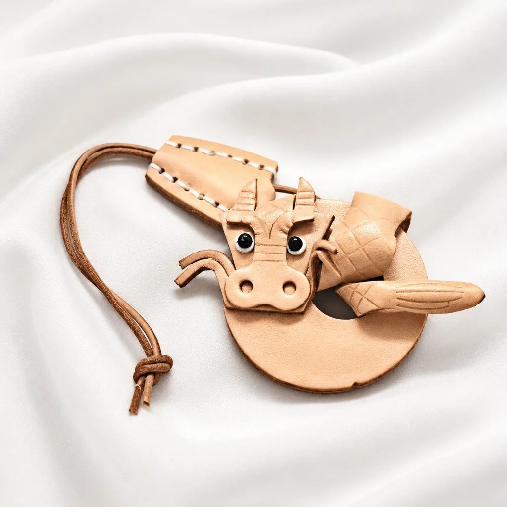 Dije de cuero de dragón del zodiaco: accesorio de piel de cabra artesanal de estilo nórdico para bolsos, llaves y diarios. Un regalo único.