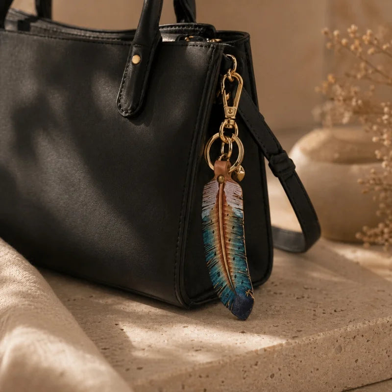 Dije original de pluma nórdica de cuero genuino: accesorio para bolso o llavero de piel de vacuno de plena flor hecho a mano, etéreo y elegante, el regalo perfecto para amantes de la naturaleza.