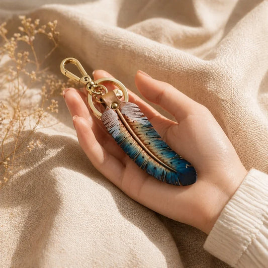 Dije original de pluma nórdica de cuero genuino: accesorio para bolso o llavero de piel de vacuno de plena flor hecho a mano, etéreo y elegante, el regalo perfecto para amantes de la naturaleza.