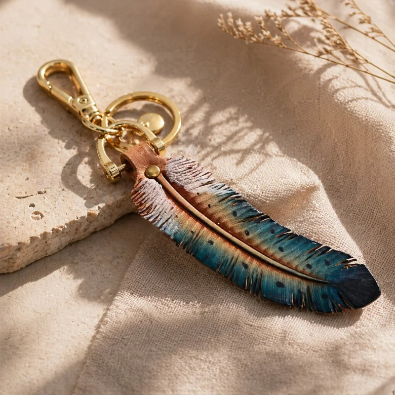 Dije original de pluma nórdica de cuero genuino: accesorio para bolso o llavero de piel de vacuno de plena flor hecho a mano, etéreo y elegante, el regalo perfecto para amantes de la naturaleza.