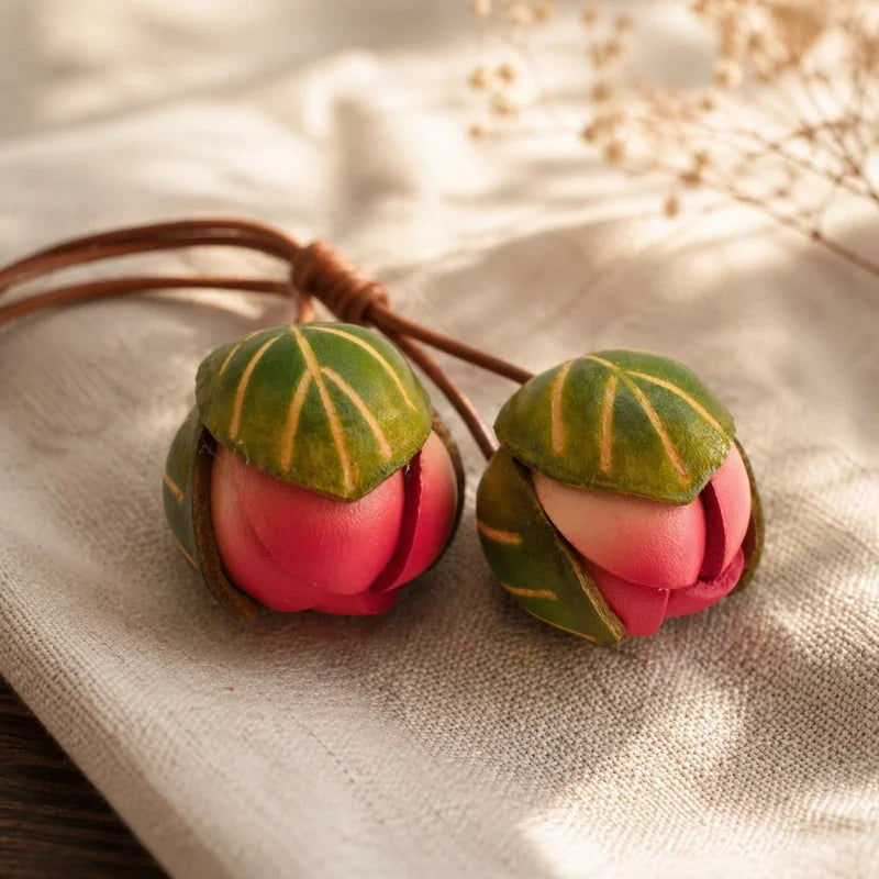 Dije para bolso de cuero Joyful Bloom: colgante de flor de cuero flor hecho a mano | Llavero de inspiración botánica | Regalo único y accesorio para bolso