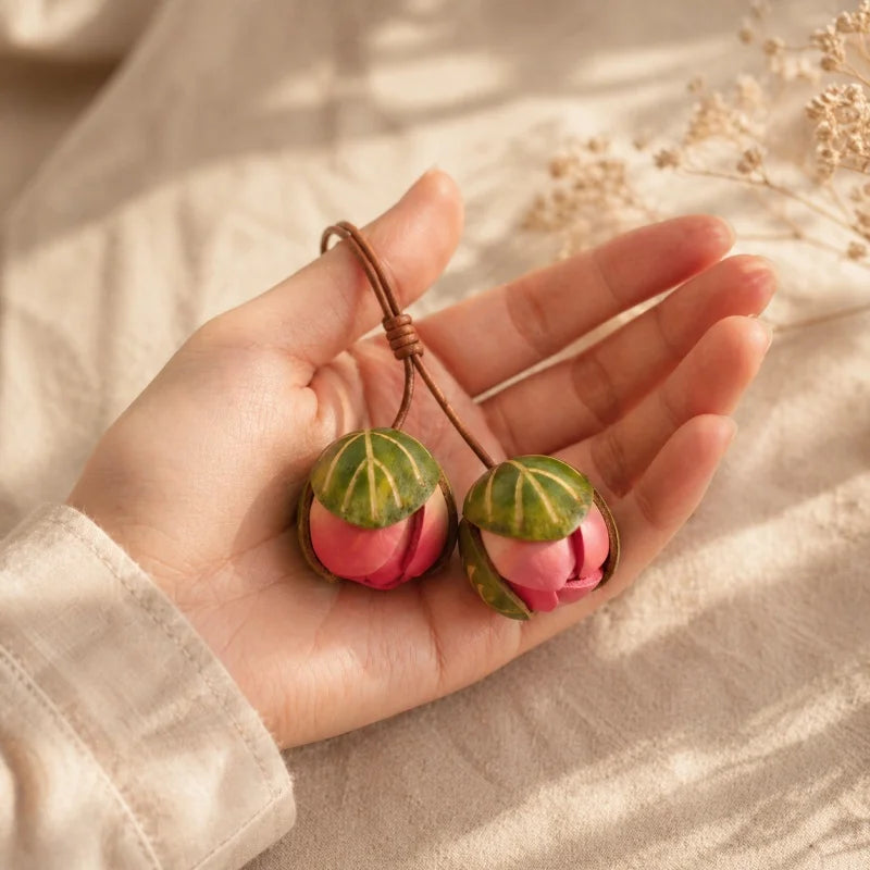 Dije para bolso de cuero Joyful Bloom: colgante de flor de cuero flor hecho a mano | Llavero de inspiración botánica | Regalo único y accesorio para bolso