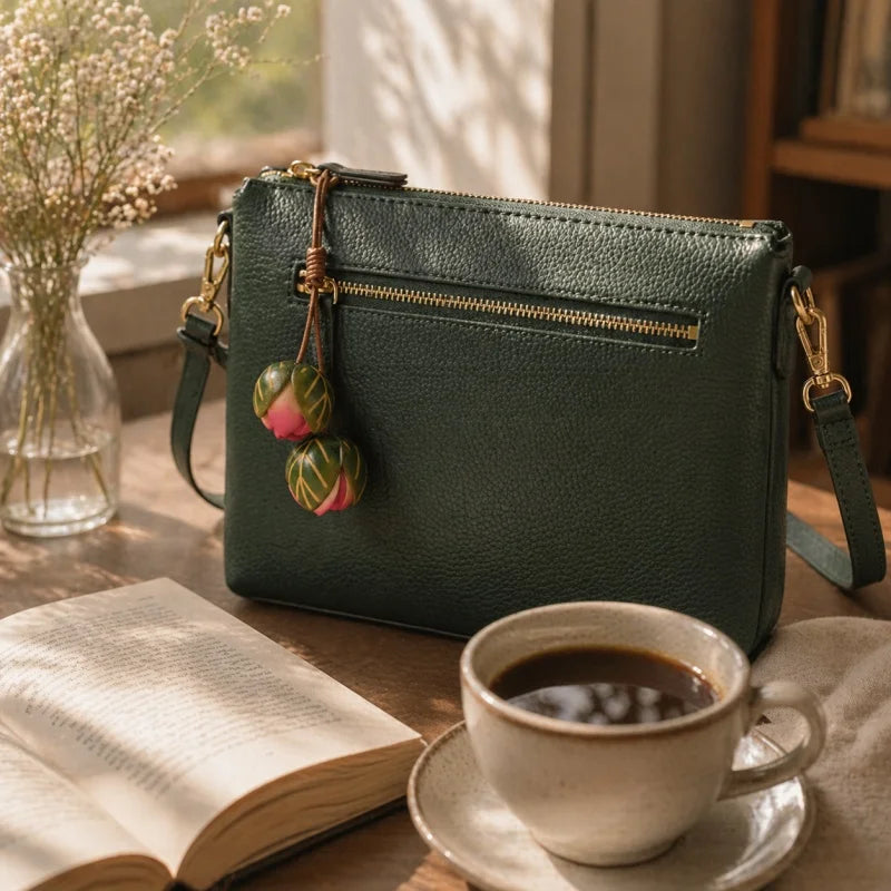 Dije para bolso de cuero Joyful Bloom: colgante de flor de cuero flor hecho a mano | Llavero de inspiración botánica | Regalo único y accesorio para bolso