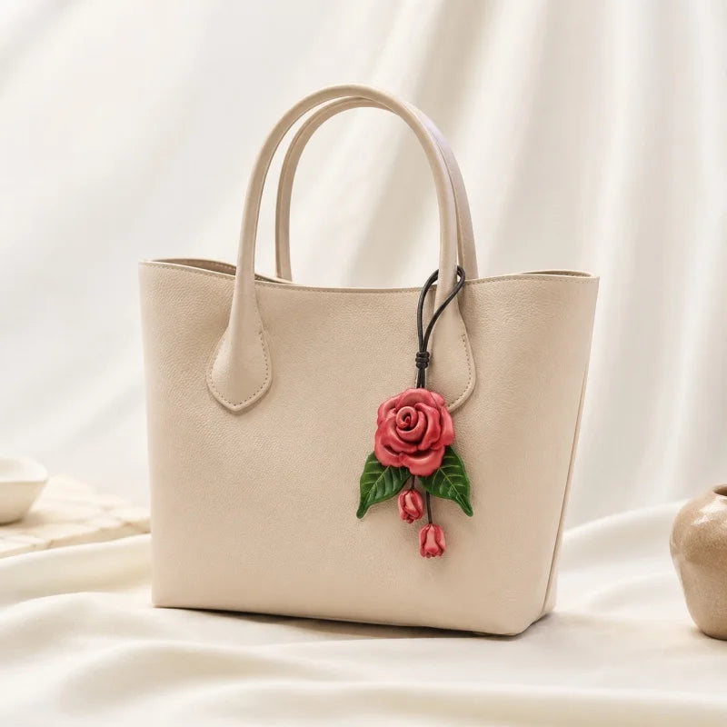 Dije romántico de rosa floreciente para bolso de cuero – Colgante de flor de cuero de plena flor hecho a mano | Accesorio artístico para bolsos | Regalo atemporal para mujer