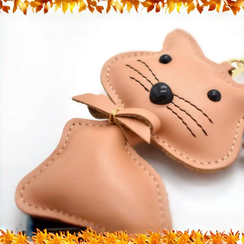 Nordic Gentle Cat Leather Bag Charm – Handmade Full-Grain Leather Keychain | Cute Animal Bookmark & Bag Pendant | Soft-Tone INS Gift for Cat Lovers