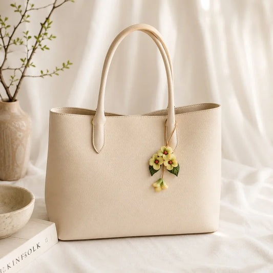 Dije para bolso de cuero "Flor de Amor" – Colgante de flor de cuero flor hecho a mano | Elegante llavero botánico | Regalo romántico para mujer