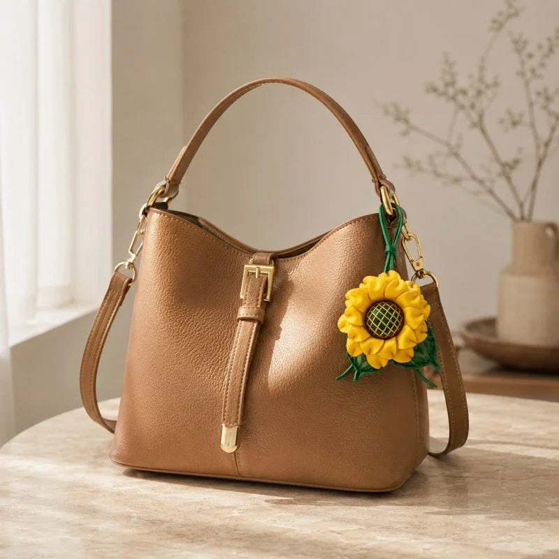 Dije de girasol para bolso de piel hecho a mano – Colgante floral 3D de piel flor | Accesorio con alegres flores amarillas | Un regalo especial para ella