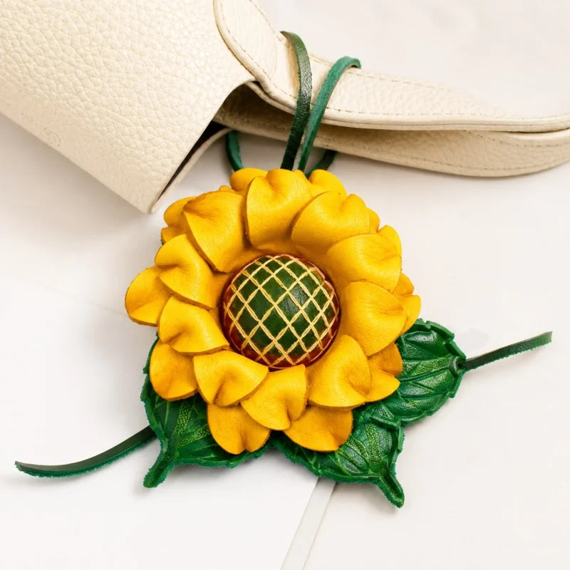 Dije de girasol para bolso de piel hecho a mano – Colgante floral 3D de piel flor | Accesorio con alegres flores amarillas | Un regalo especial para ella
