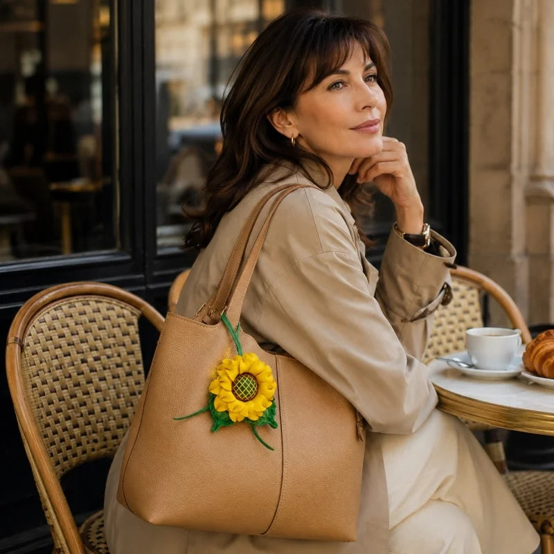 Dije de girasol para bolso de piel hecho a mano – Colgante floral 3D de piel flor | Accesorio con alegres flores amarillas | Un regalo especial para ella