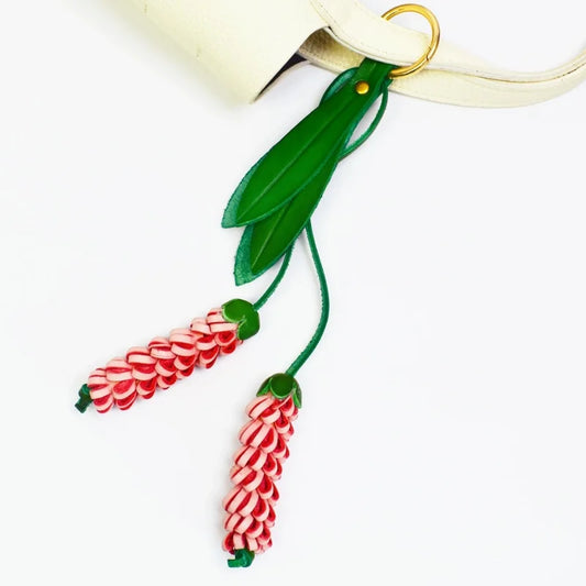 Llavero de bolso de piel "Flor de la Felicidad" hecho a mano – Colgante de borla floral de cuero de vaca de grano completo en 3D | Accesorio botánico artesanal para bolsos