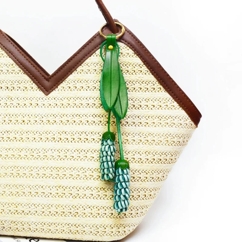 Llavero de bolso de piel "Flor de la Felicidad" hecho a mano – Colgante de borla floral de cuero de vaca de grano completo en 3D | Accesorio botánico artesanal para bolsos