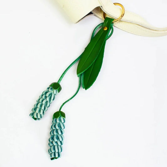 Llavero de bolso de piel "Flor de la Felicidad" hecho a mano – Colgante de borla floral de cuero de vaca de grano completo en 3D | Accesorio botánico artesanal para bolsos
