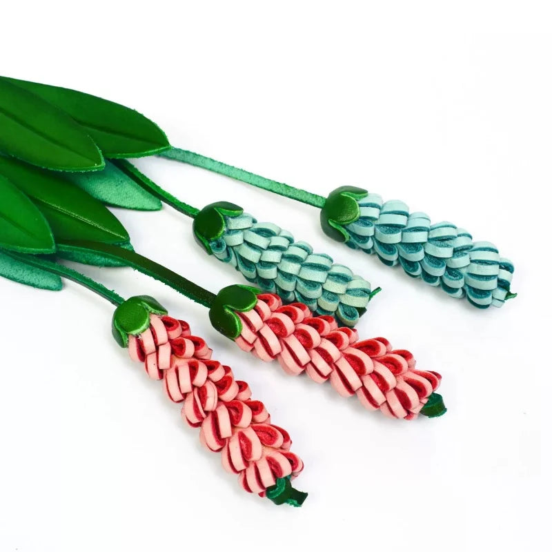 Llavero de bolso de piel "Flor de la Felicidad" hecho a mano – Colgante de borla floral de cuero de vaca de grano completo en 3D | Accesorio botánico artesanal para bolsos