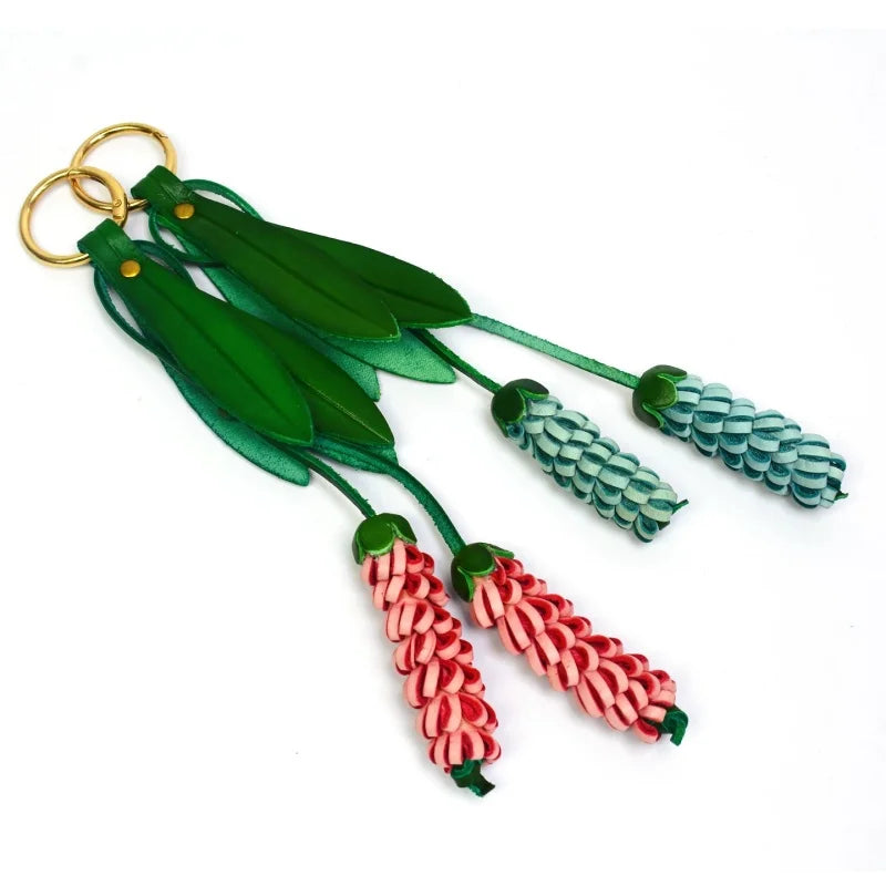 Llavero de bolso de piel "Flor de la Felicidad" hecho a mano – Colgante de borla floral de cuero de vaca de grano completo en 3D | Accesorio botánico artesanal para bolsos