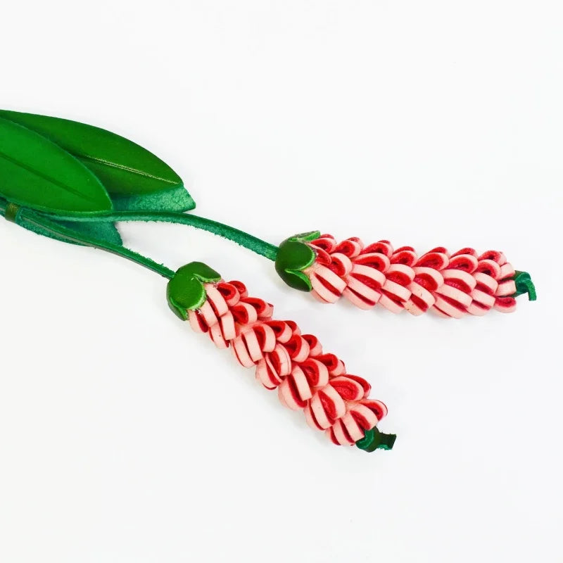 Llavero de bolso de piel "Flor de la Felicidad" hecho a mano – Colgante de borla floral de cuero de vaca de grano completo en 3D | Accesorio botánico artesanal para bolsos