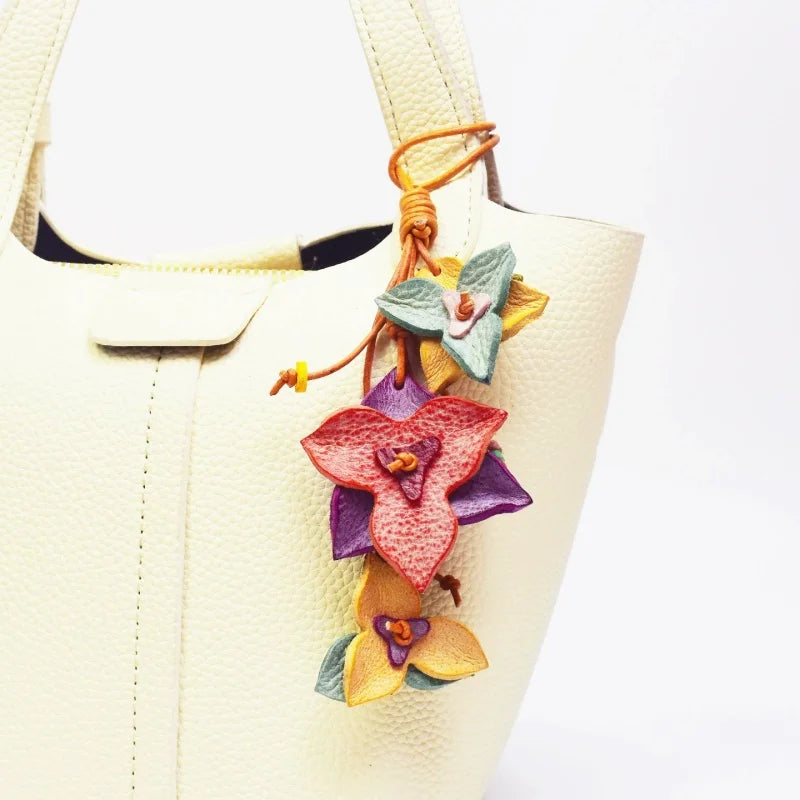 Colgante de cuero "Bright Nordic Bloom" para bolso – Colgante floral artesanal de piel de vaca de grano completo | Accesorio minimalista para bolso inspirado en Escandinavia | Regalo artístico para ella