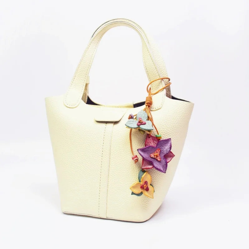 Colgante de cuero "Bright Nordic Bloom" para bolso – Colgante floral artesanal de piel de vaca de grano completo | Accesorio minimalista para bolso inspirado en Escandinavia | Regalo artístico para ella
