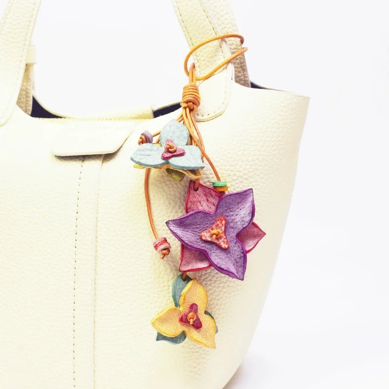 Colgante de cuero "Bright Nordic Bloom" para bolso – Colgante floral artesanal de piel de vaca de grano completo | Accesorio minimalista para bolso inspirado en Escandinavia | Regalo artístico para ella