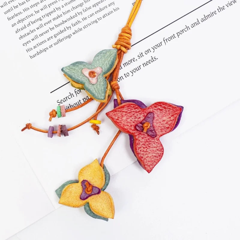 Colgante de cuero "Bright Nordic Bloom" para bolso – Colgante floral artesanal de piel de vaca de grano completo | Accesorio minimalista para bolso inspirado en Escandinavia | Regalo artístico para ella