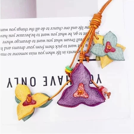 Colgante de cuero "Bright Nordic Bloom" para bolso – Colgante floral artesanal de piel de vaca de grano completo | Accesorio minimalista para bolso inspirado en Escandinavia | Regalo artístico para ella