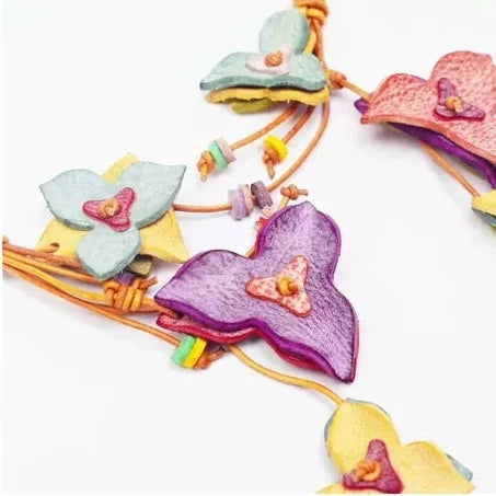 Colgante de cuero "Bright Nordic Bloom" para bolso – Colgante floral artesanal de piel de vaca de grano completo | Accesorio minimalista para bolso inspirado en Escandinavia | Regalo artístico para ella