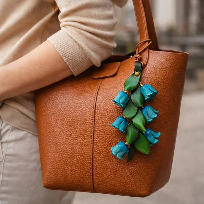 Amuleto de bolso de cuero "Lirio del Valle" de la suerte – Colgante floral de cuero de plena flor hecho a mano | Elegante accesorio de llavero para bolso | Regalo para ella