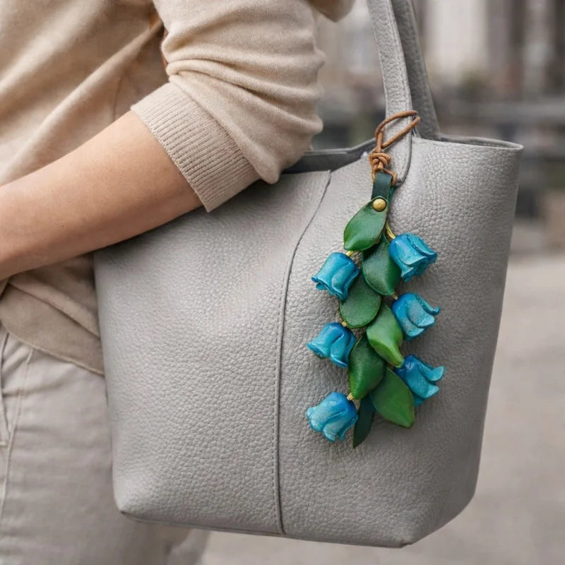 Amuleto de bolso de cuero "Lirio del Valle" de la suerte – Colgante floral de cuero de plena flor hecho a mano | Elegante accesorio de llavero para bolso | Regalo para ella