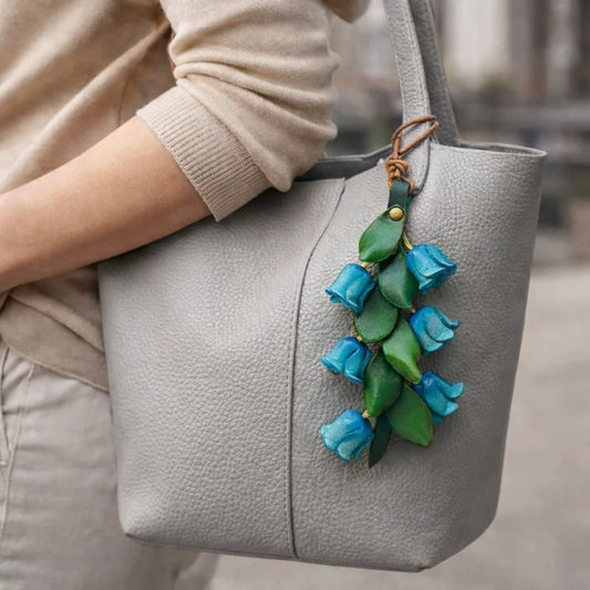 Amuleto de bolso de cuero "Lirio del Valle" de la suerte – Colgante floral de cuero de plena flor hecho a mano | Elegante accesorio de llavero para bolso | Regalo para ella
