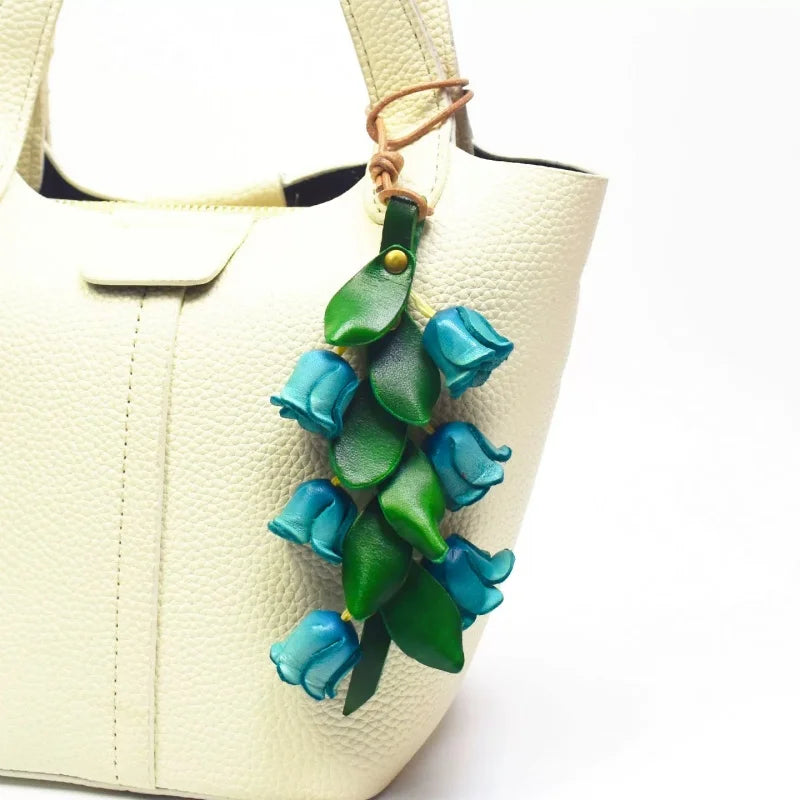 Amuleto de bolso de cuero "Lirio del Valle" de la suerte – Colgante floral de cuero de plena flor hecho a mano | Elegante accesorio de llavero para bolso | Regalo para ella