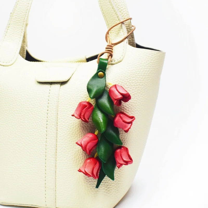 Amuleto de bolso de cuero "Lirio del Valle" de la suerte – Colgante floral de cuero de plena flor hecho a mano | Elegante accesorio de llavero para bolso | Regalo para ella